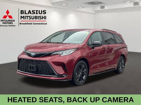Used 2025 Toyota Sienna XSE w/ XSE Plus Package image 4