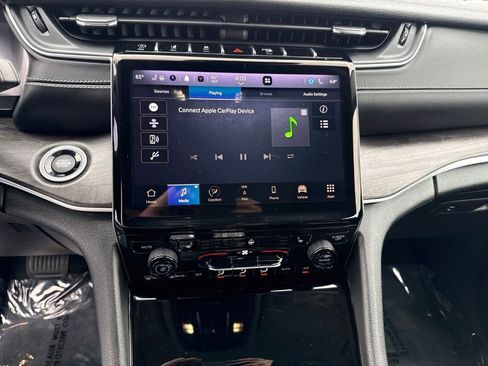 Certified 2023 Jeep Grand Cherokee L Limited AWD/4WD image 11