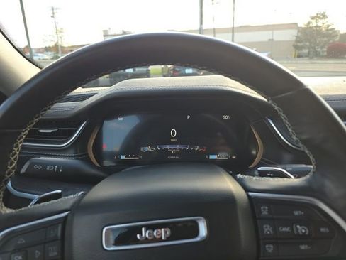 Used 2022 Jeep Grand Cherokee Limited image 17