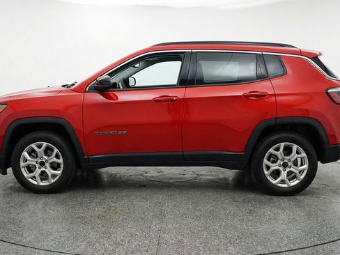 Used 2025 Jeep Compass Latitude AWD/4WD image 5