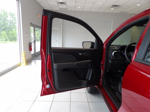 Used 2024 Chevrolet Colorado LT w/ LT Convenience Package III AWD/4WD image 8