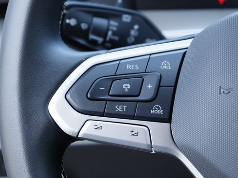 Certified 2025 Volkswagen Tiguan SE FWD image 12