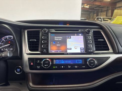 Used 2014 Toyota Highlander Limited AWD/4WD image 16