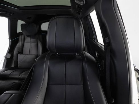 Used 2023 Mercedes-Benz Maybach GLS 600 4MATIC image 4