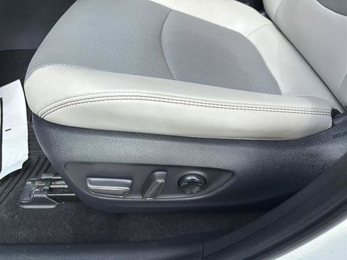 Used 2022 Toyota RAV4 Limited image 12