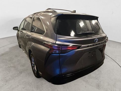 Used 2021 Toyota Sienna XLE w/ XLE Plus Package FWD image 3