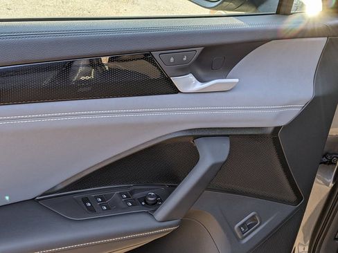 Used 2025 Volkswagen Tiguan SE image 10