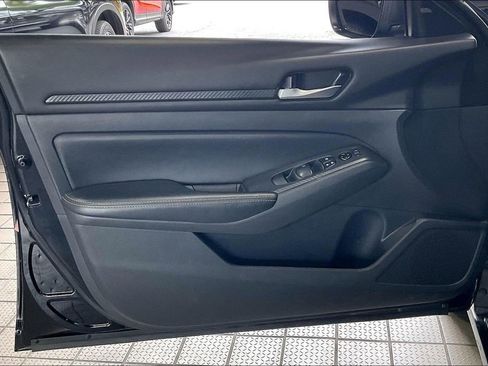 Used 2025 Nissan Altima 2.5 SV FWD image 2