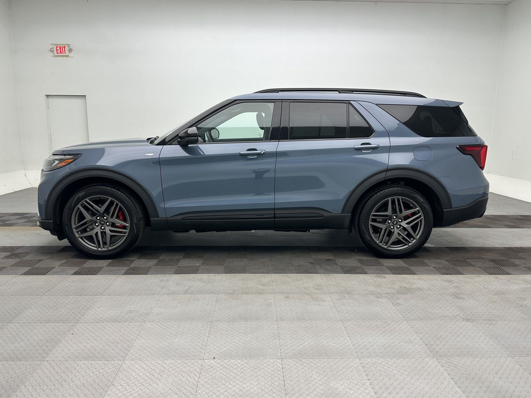 Used 2026 Ford Explorer ST-Line w/ ST-Line Street Pack AWD/4WD image 2