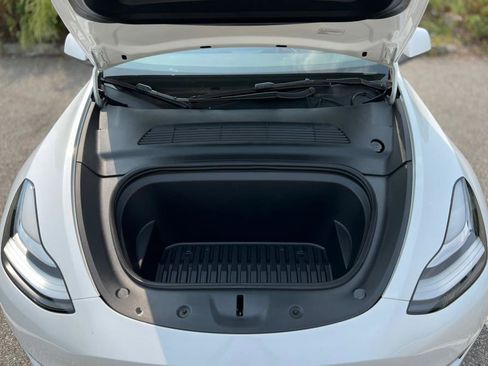 Used 2022 Tesla Model Y Long Range image 37
