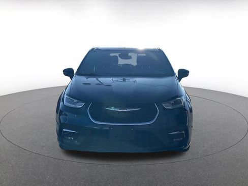 Used 2025 Chrysler Pacifica Select image 4