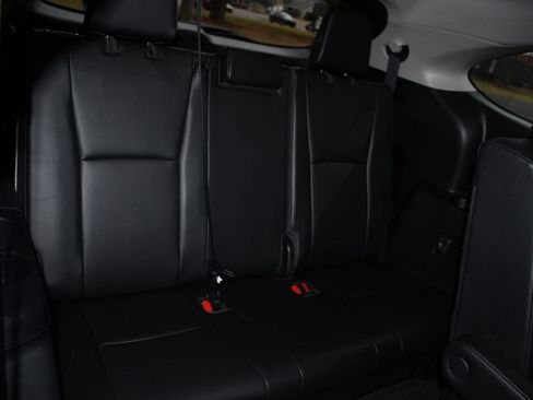 Used 2020 Toyota Highlander XLE AWD/4WD image 25