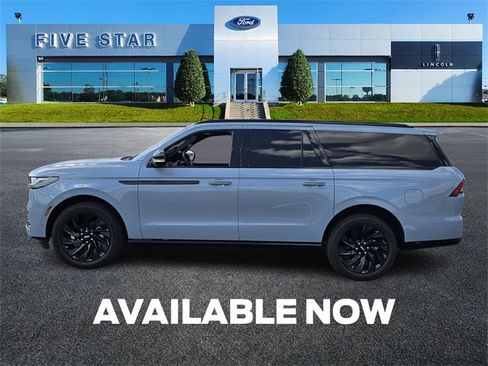 Used 2025 Lincoln Navigator L Reserve w/ Jet Appearance Package image 4