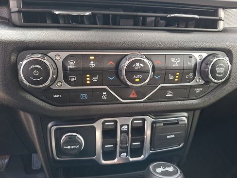 Used 2024 Jeep Wrangler Unlimited w/ Convenience Group image 17