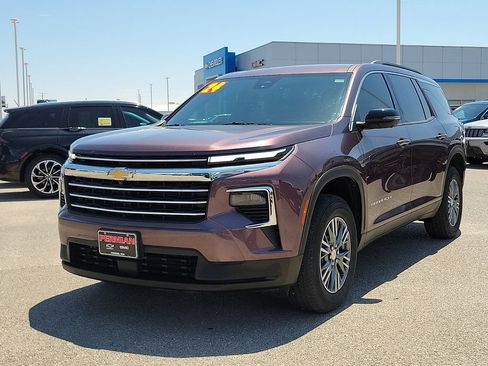 Used 2024 Chevrolet Traverse LT FWD image 4