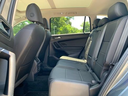 Used 2020 Volkswagen Tiguan SE w/ Panoramic Sunroof Package AWD/4WD image 17
