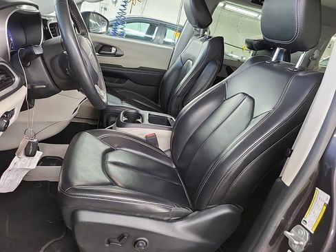 Used 2023 Chrysler Pacifica Touring-L FWD image 7