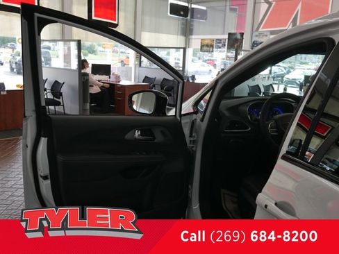 New 2026 Chrysler Pacifica Select image 20