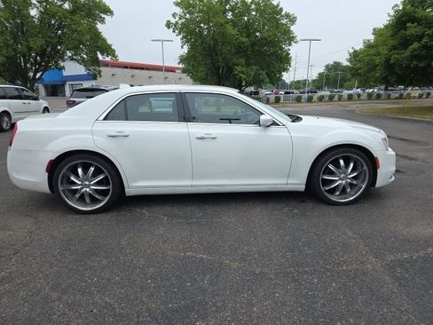 Used 2019 Chrysler 300 Touring w/ Quick Order Package 2EF RWD image 9
