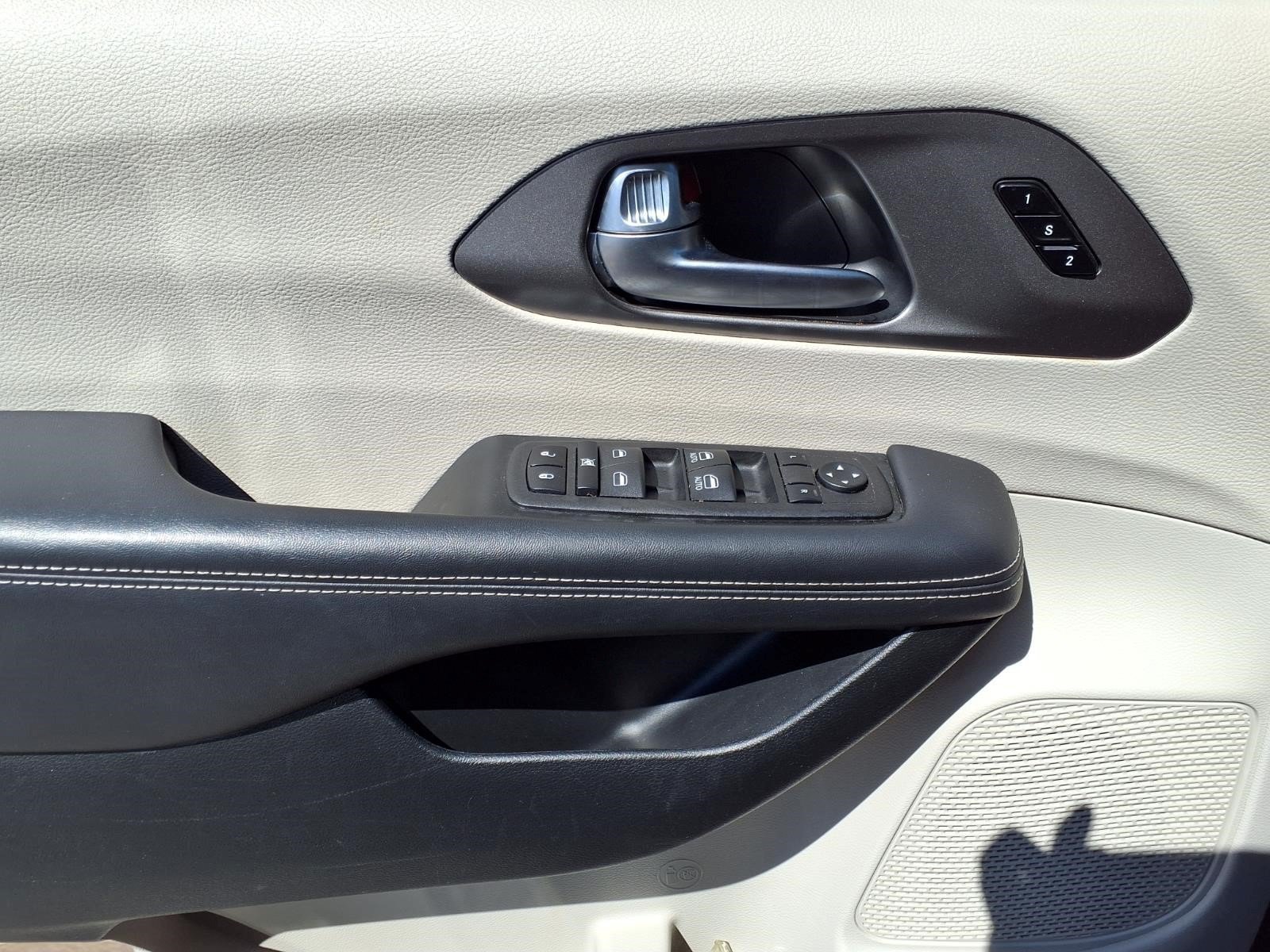 Used 2023 Chrysler Pacifica Touring-L FWD image 22