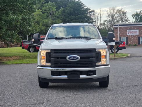 Used 2018 Ford F250 XL w/ Power Equipment Group RWD image 3