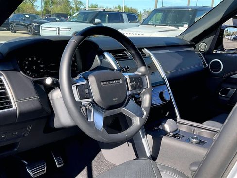 Used 2025 Land Rover Discovery Dynamic SE AWD/4WD image 16
