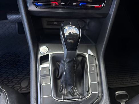 Used 2022 Volkswagen Tiguan SE w/ Panoramic Sunroof Package FWD image 30