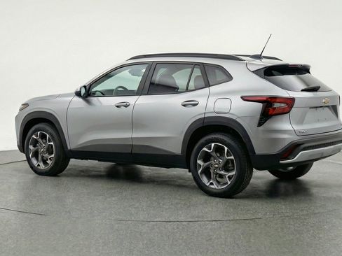 Used 2025 Chevrolet Trax LT w/ LT Convenience Package FWD image 6