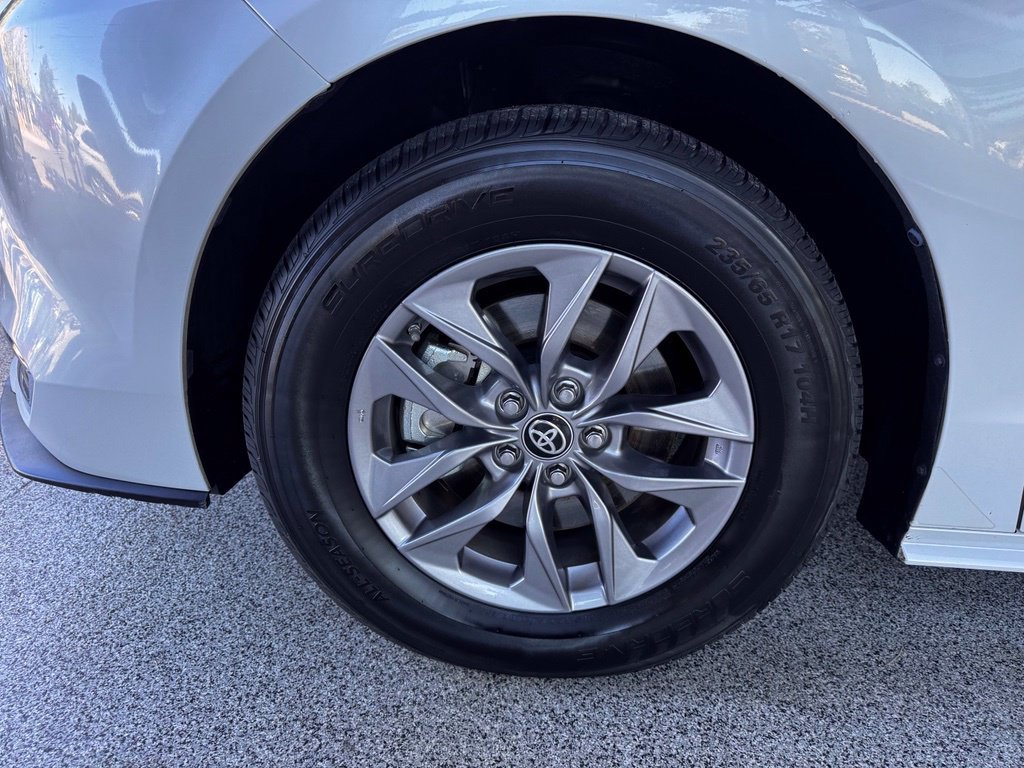 Certified 2024 Toyota Sienna XLE FWD image 13