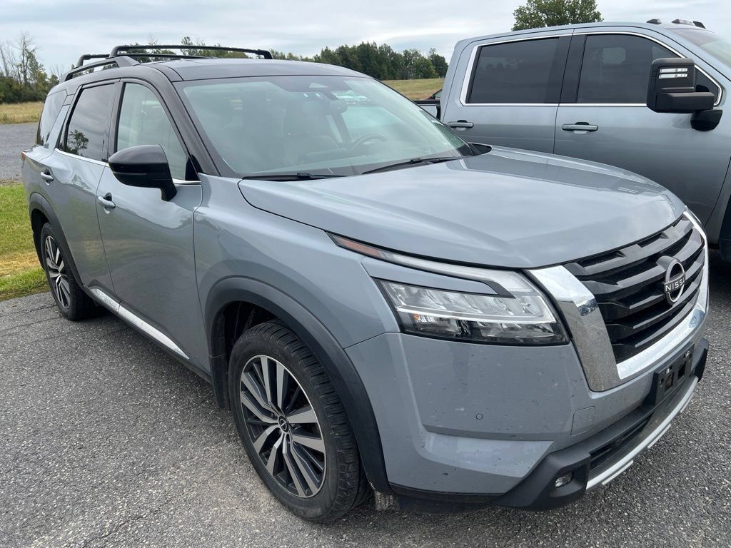 Used 2022 Nissan Pathfinder Platinum w/ Cargo Package AWD/4WD image 2
