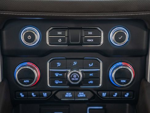 Used 2023 GMC Yukon XL SLT w/ SLT Premium Package image 28