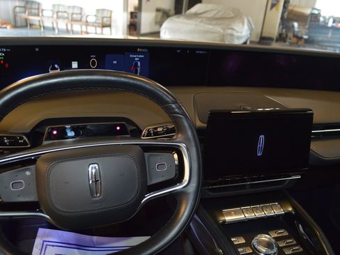 Used 2024 Lincoln Nautilus Reserve w/ Jet Appearance Package (87T) AWD/4WD image 16