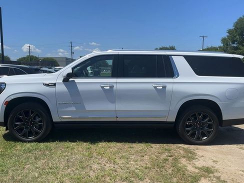 Used 2024 GMC Yukon XL Denali AWD/4WD image 4