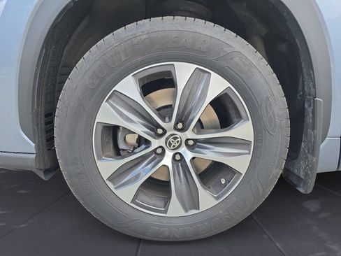 Used 2022 Toyota Highlander XLE AWD/4WD image 15
