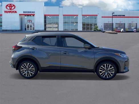 Used 2023 Nissan Kicks SV image 3