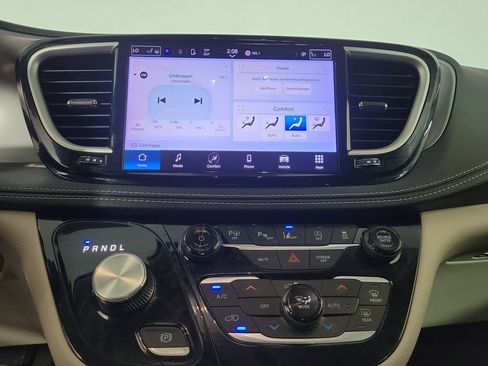 Used 2023 Chrysler Pacifica Touring-L FWD image 19