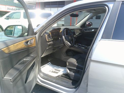 Used 2025 Volkswagen Atlas SE AWD/4WD image 18