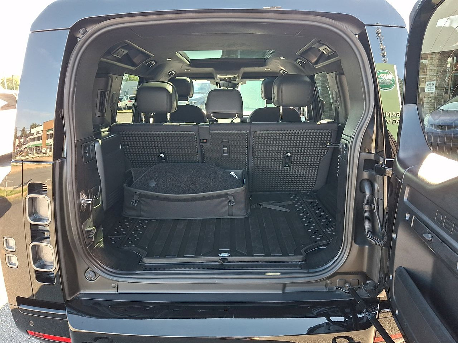Certified 2025 Land Rover Defender 110 V8 AWD/4WD image 29