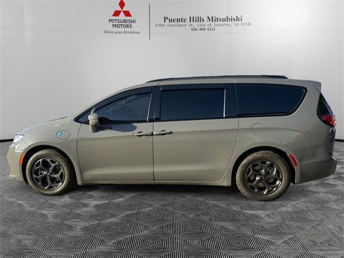 Used 2021 Chrysler Pacifica Limited w/ Uconnect Theater Family Group image 8