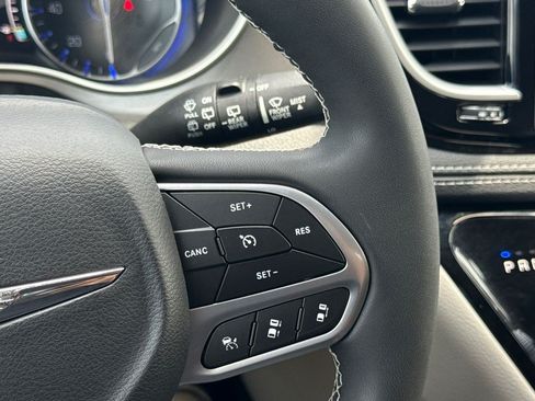 Used 2023 Chrysler Pacifica Touring-L AWD/4WD image 28