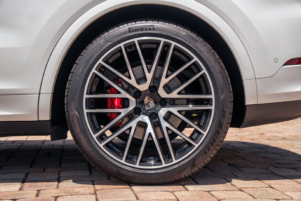 Used 2025 Porsche Cayenne Turbo AWD/4WD image 16