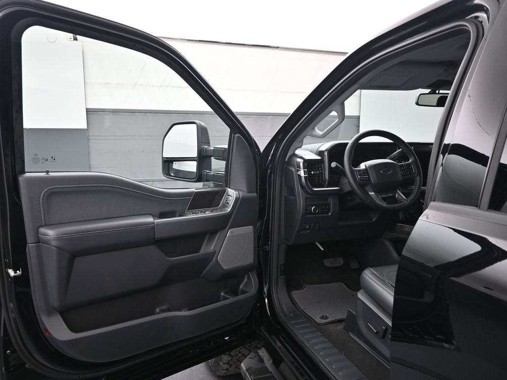 New 2026 Ford F250 Lariat w/ Black Appearance Package AWD/4WD image 9