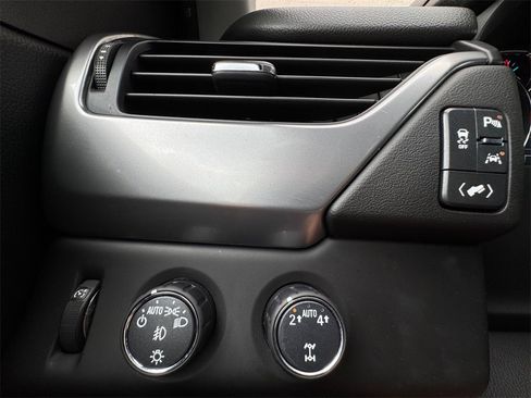 Used 2018 Chevrolet Suburban Premier image 28