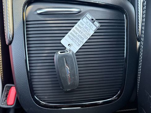 Used 2025 Chrysler Pacifica Limited FWD image 45
