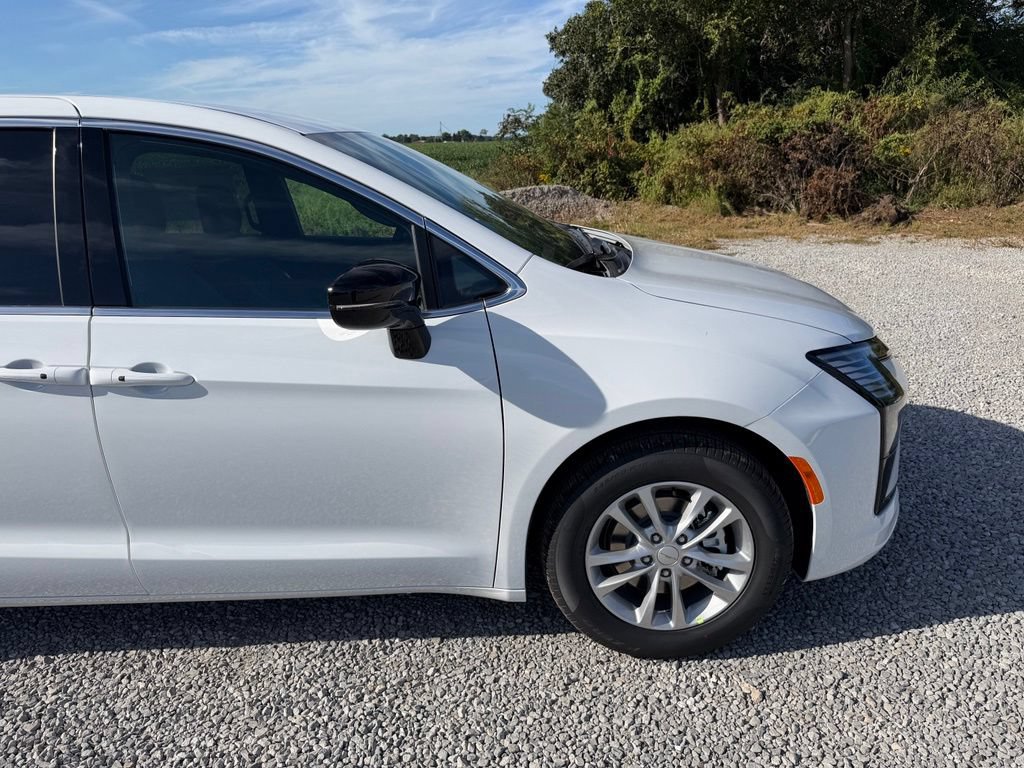 New 2027 Chrysler Pacifica Select FWD image 22
