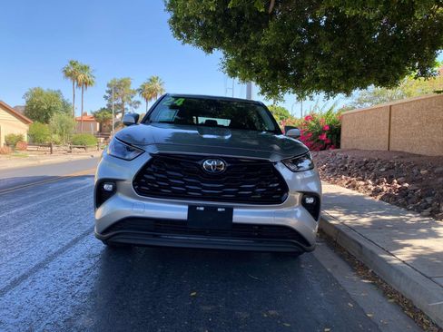 Used 2024 Toyota Highlander LE FWD image 5
