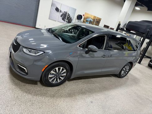 Used 2023 Chrysler Pacifica Touring-L FWD image 9