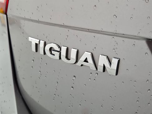 Used 2021 Volkswagen Tiguan SE image 12