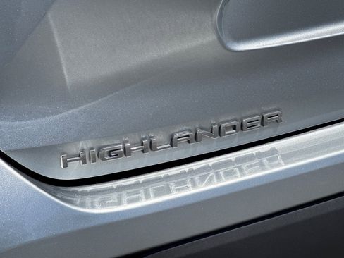 Used 2021 Toyota Highlander XLE AWD/4WD image 34