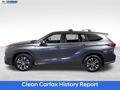 Used 2022 Toyota Highlander XLE FWD image 2